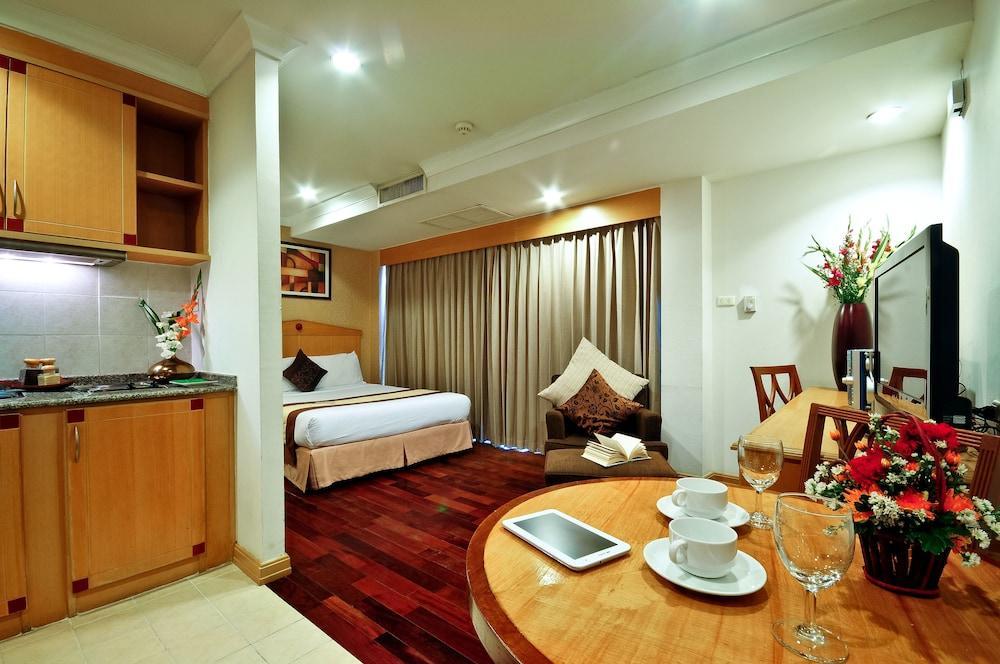 Admiral Suites Bangkok Buitenkant foto