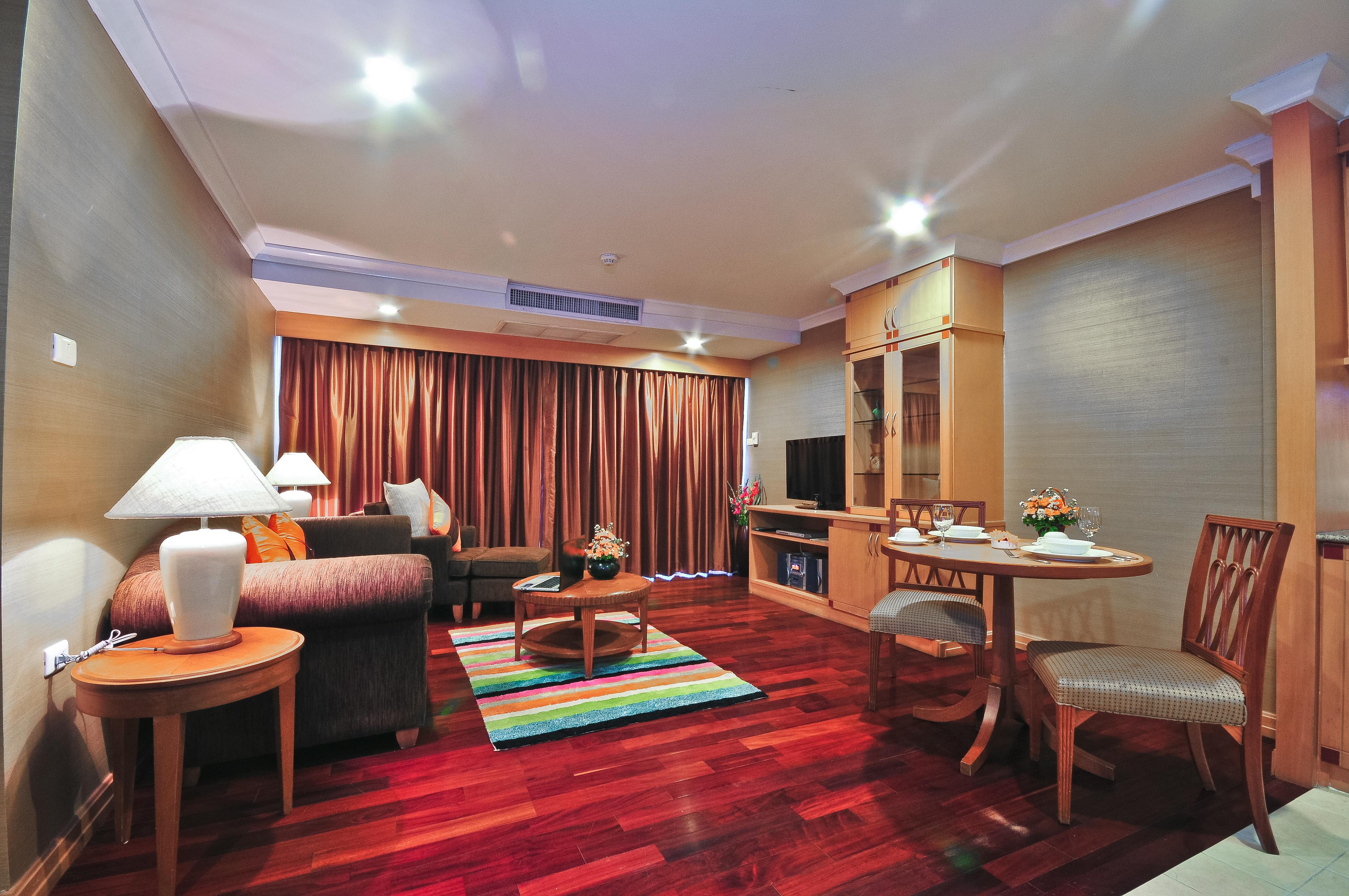 Admiral Suites Bangkok Buitenkant foto