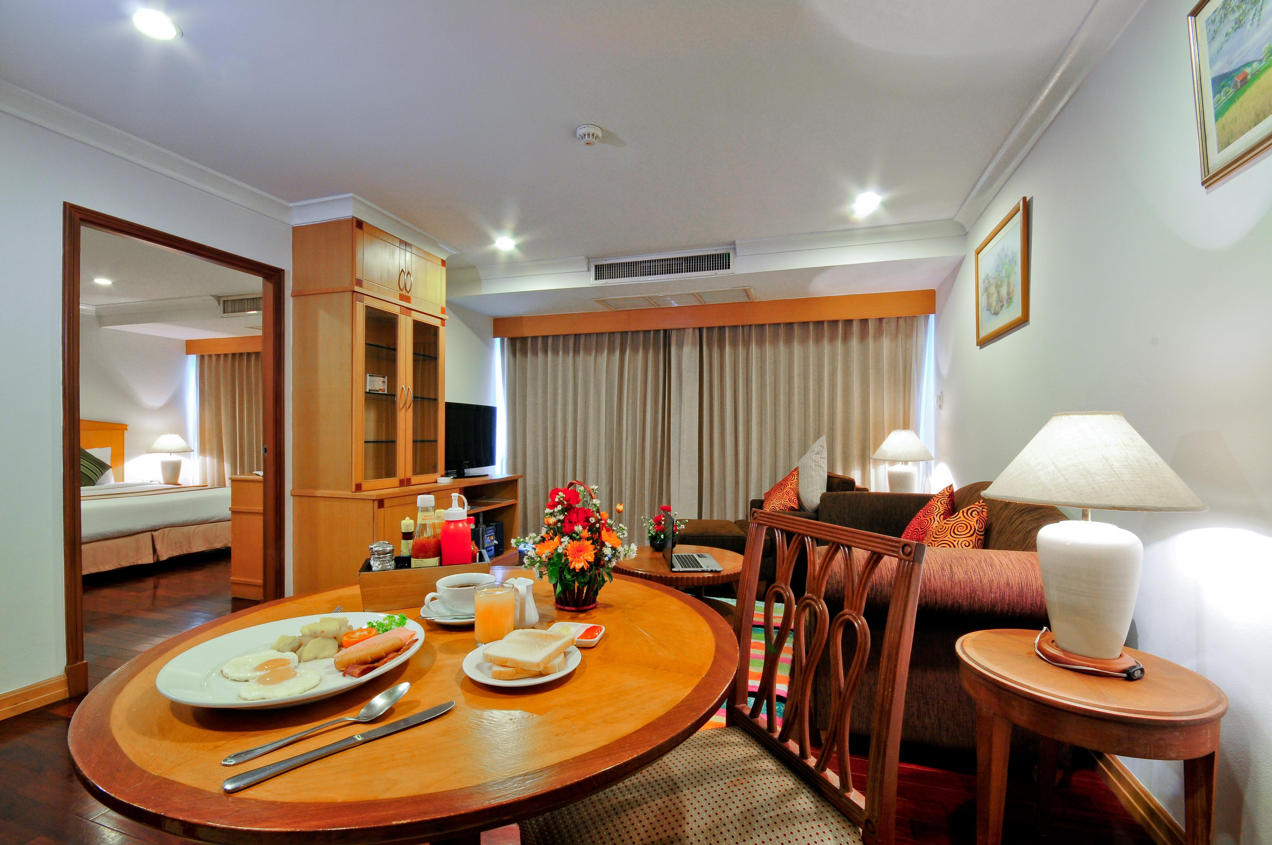 Admiral Suites Bangkok Buitenkant foto
