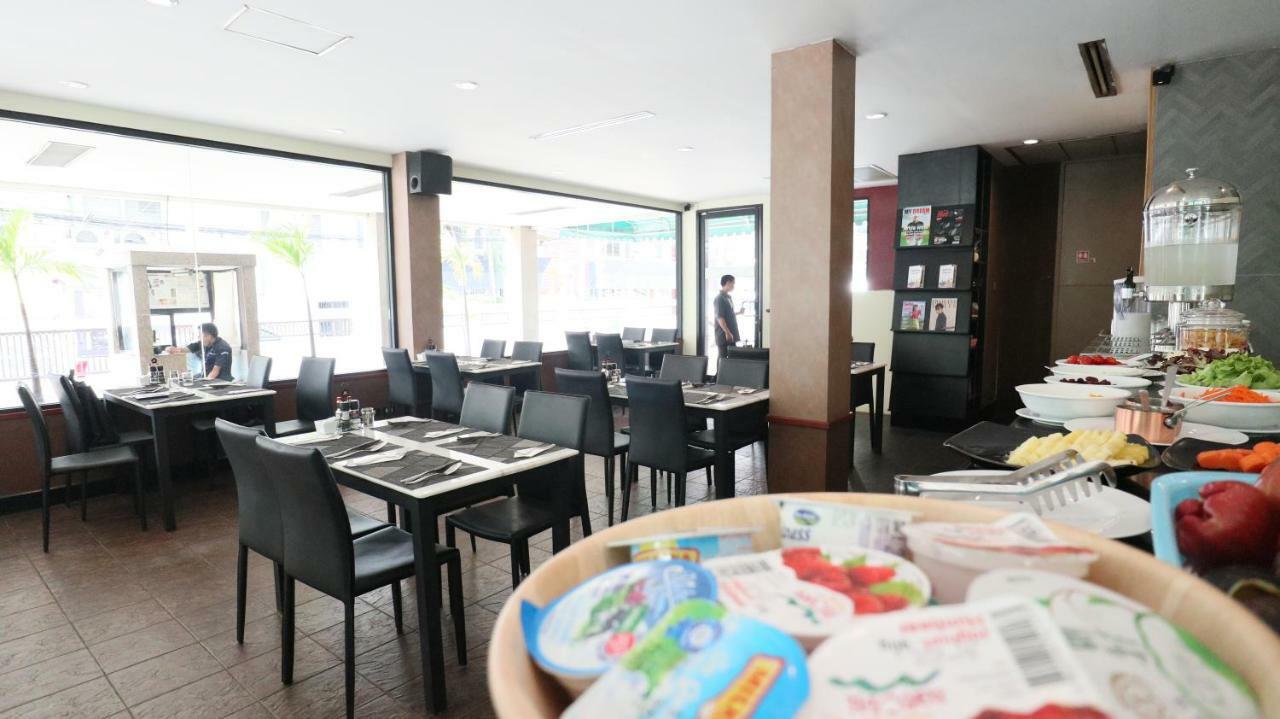 Admiral Suites Bangkok Buitenkant foto